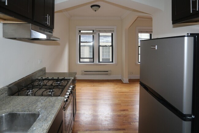 Photo - 4725 N Hermitage Unit 302