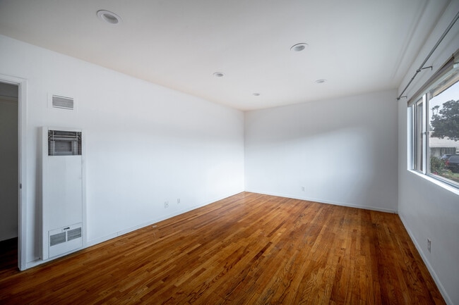 Photo - 1143 Raymond Ave Unidad B