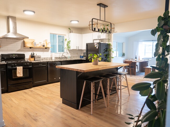 Kitchen w/ island - 4501 Quieto Ct House