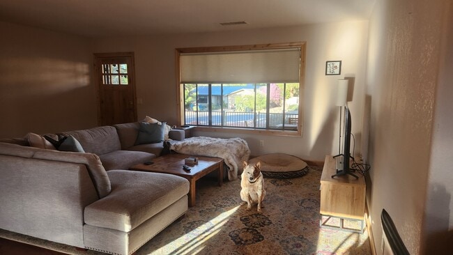 Living - 175 Creek Rock Rd