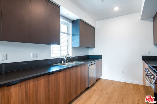 Photo - 14333 Sylvan St Unidad 501