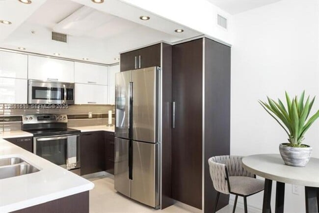 Building Photo - 17375 Collins Ave
