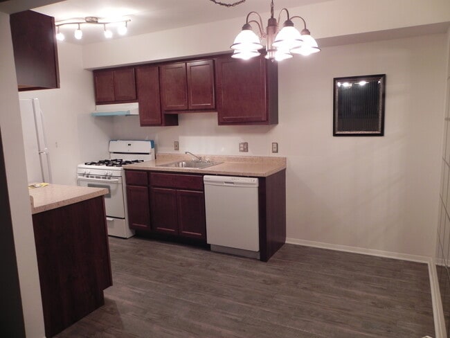 Building Photo - 125 Twin Oaks Dr Unit 102