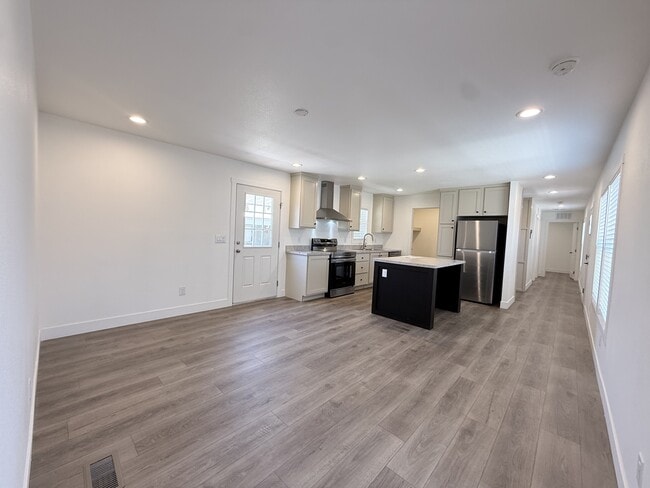 Photo - 2060 N Center St