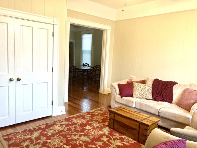 Photo - 222 E 18th St