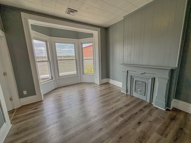 Building Photo - 204 1st St Unit Apt 3