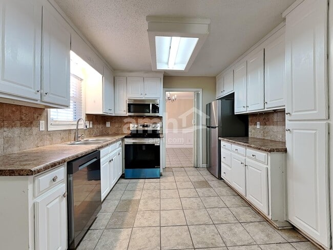 Photo - 5950 April Dr NE