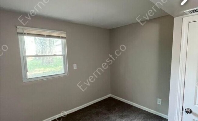 Photo - 547 Richards Rd