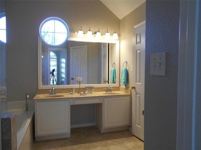 Building Photo - 4804 Holly Berry Dr Rental