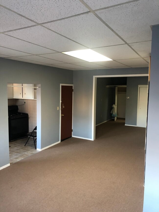 Building Photo - 9324 Corona Ave Unit 2a