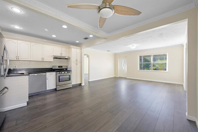 Photo - 1535 Plunkett St