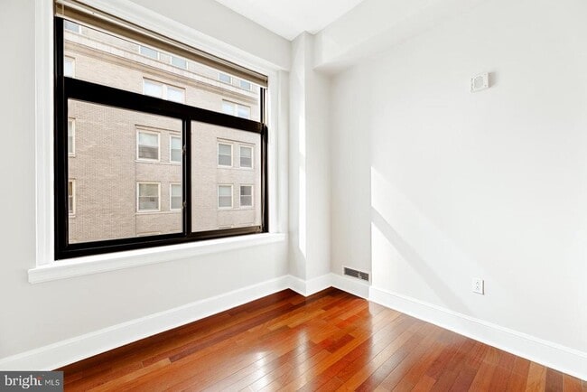 Building Photo - 1500 Chestnut St Unit 19F