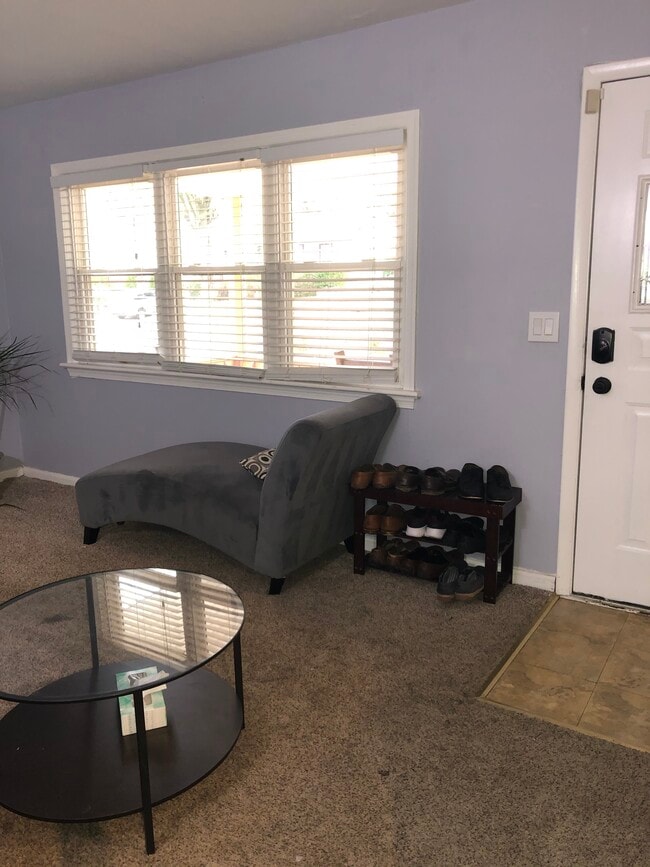 SALA DE ESTAR - 5112 Hollywood Rd Unidad PALE YELLOW (Furnished) 13'2 x 9'10 Bedroom