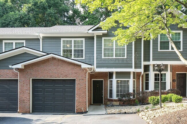 Building Photo - 2680 Pine Tree Rd NE Unit 3