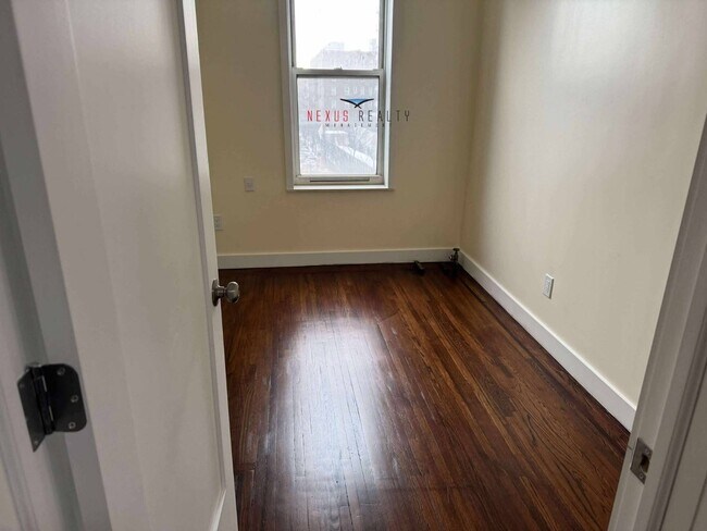 Photo - 43-24 58th St