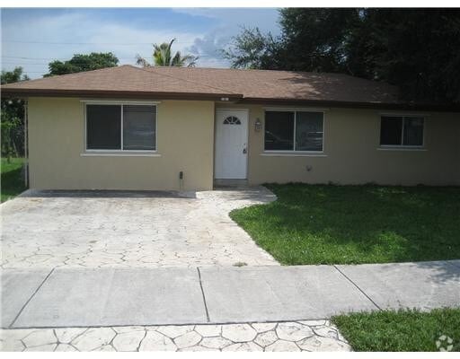 Building Photo - 5900 SW 26th St Rental