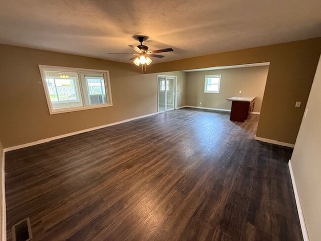 Photo - 115 W Ash St