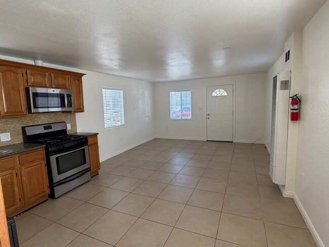 Photo - 654 W 21st St