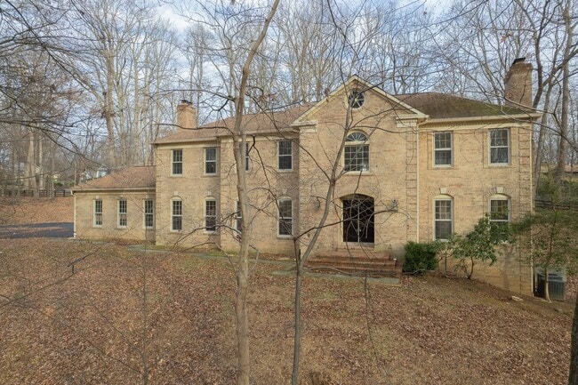 Building Photo - Very well maintained 5BR 4.5BA Colonial on 2.3 acres