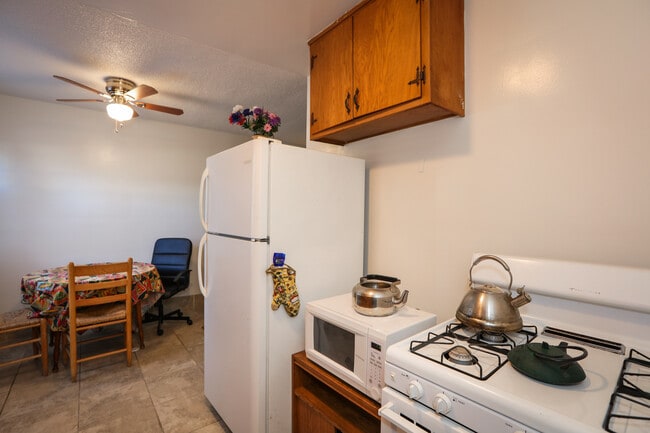 kitchen - 225 Bay St