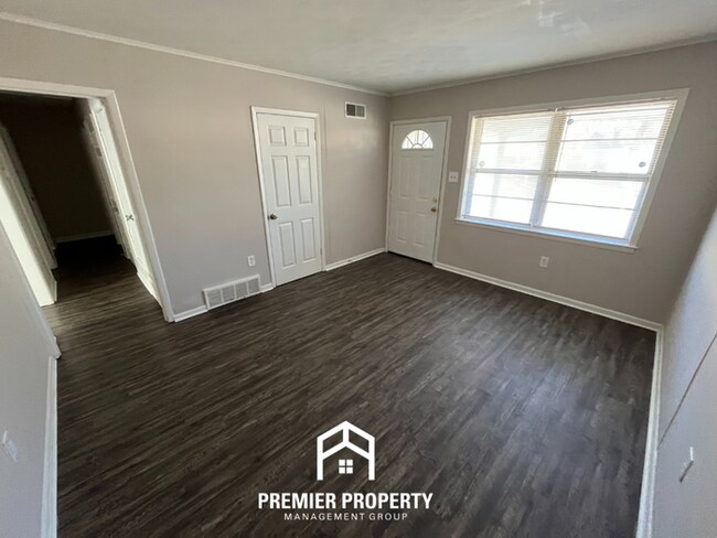 Photo - 211 Burwood Dr