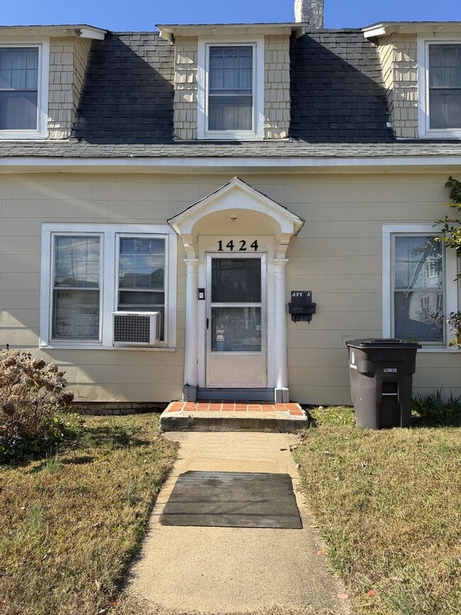 Building Photo - 1424 W. Fourth St. - 3 Unit 1424 W. Fourth St. B