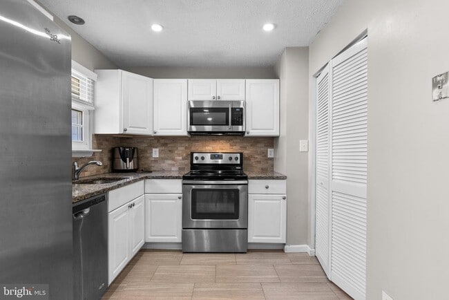 Building Photo - 10205 Queen Elizabeth Dr Rental