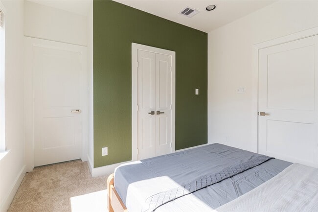 Building Photo - 2428 Ella Blvd