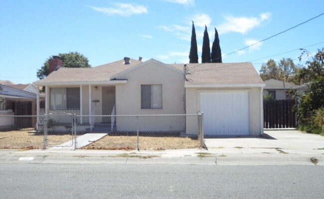 Building Photo - ***COMING SOON*** Three Bedroom, 1 1/2 Bathroom House with 2 Garages and Side Yard Access in Pitt...