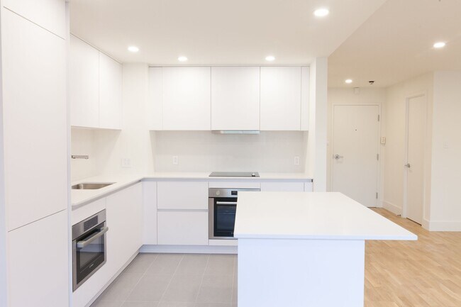 Building Photo - 4800 Maisonneuve Blvd W Unit 603