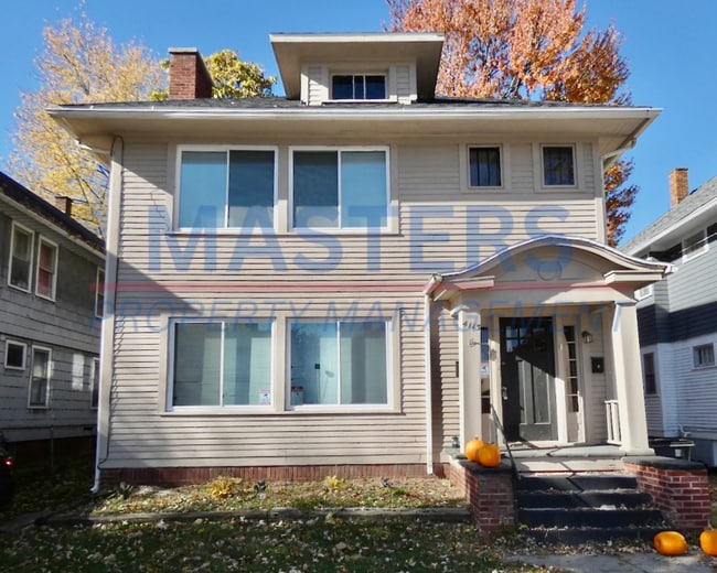 Building Photo - 4113 N Lockwood Ave Unit Upper