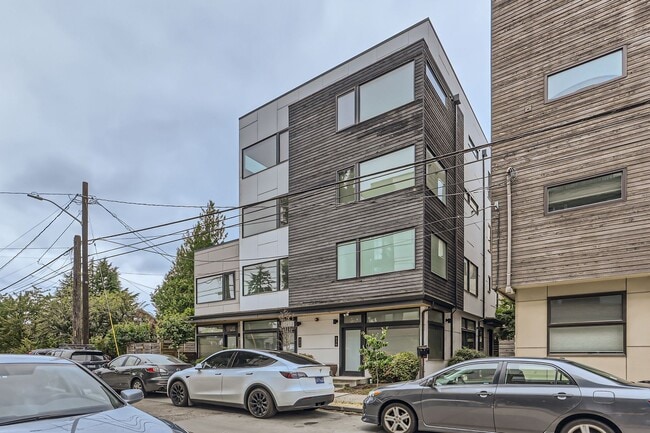 Building Photo - Luxurious 2-Bedroom Townhome with HUGE Multifunctional Space AND loft