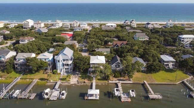 Building Photo - Seasonal Rental: Total Relaxation with Sou...