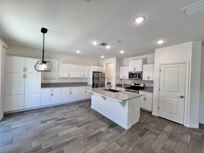 Building Photo - 2038 N Perry Ln