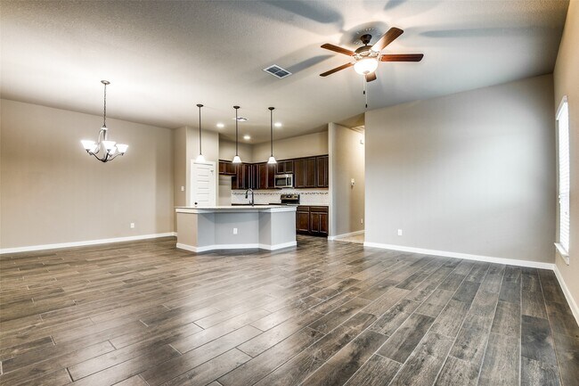Photo - 202 Oakcrest