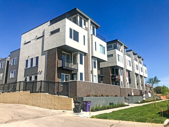 Building Photo - $2,995.00 - 2 Bedrooms, 2.2 Bathrooms, Tow... Unit 1 Rental