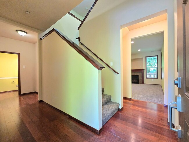 Photo - 3 Bed/ 2.5 Townhouse in Bothell Crystal Creek II Neighborhood