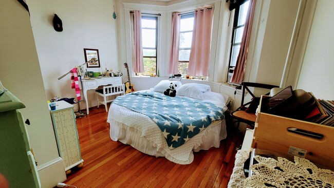 Building Photo - NO FEE!  Perfect Apt for BU Students Near T with Heat and Hot Water Included