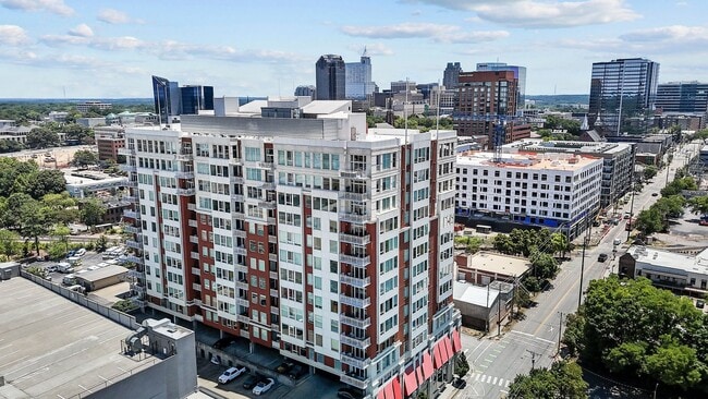 Photo - Modern 1-Bedroom with Downtown Raleigh Skyline Views Unidad 1404