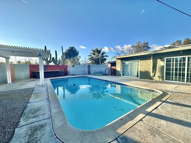 Photo - 8338 E Julia St