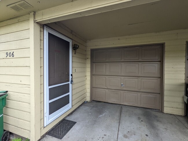 Building Photo - 906 N 4th St