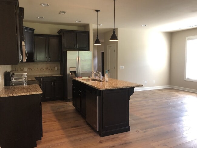 Photo - 3BD 2.5 BA TOWNHOME FOR RENT IN COOPER SQ