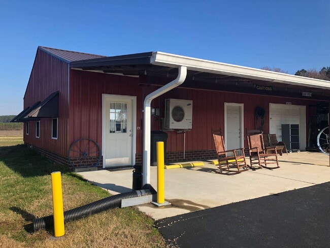 Photo - *FULLY FURNISHED* 1 Bedroom, 1 Bathroom Apartment *UTILITIES INCLUDED*