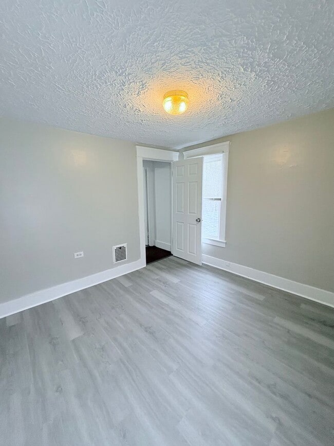 Photo - Charming 2 Bed 1 Bathroom in Warren Ohio! Unit Upper