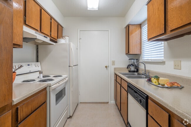 2BR, 1BA - 850SF