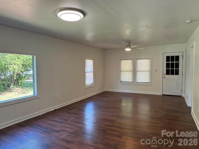 Photo - 534 Logan St