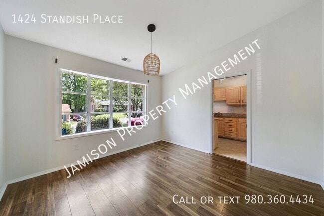 Photo - 1424 Standish Pl
