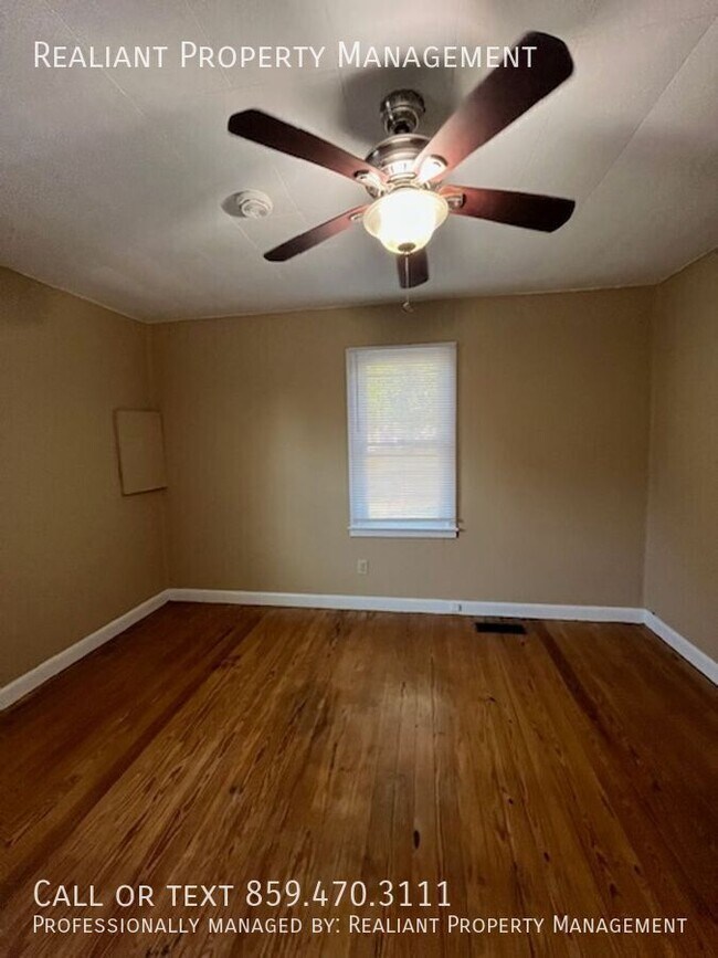 Photo - 208 Clyde St