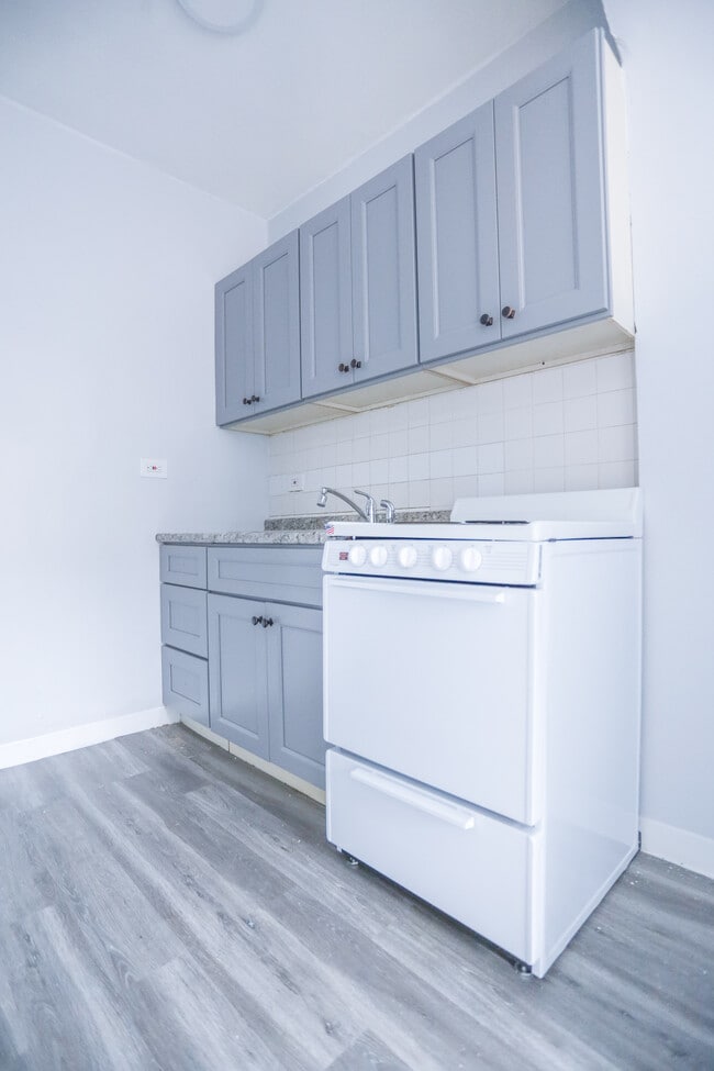 Building Photo - 6948 N Ashland Blvd Unit #207