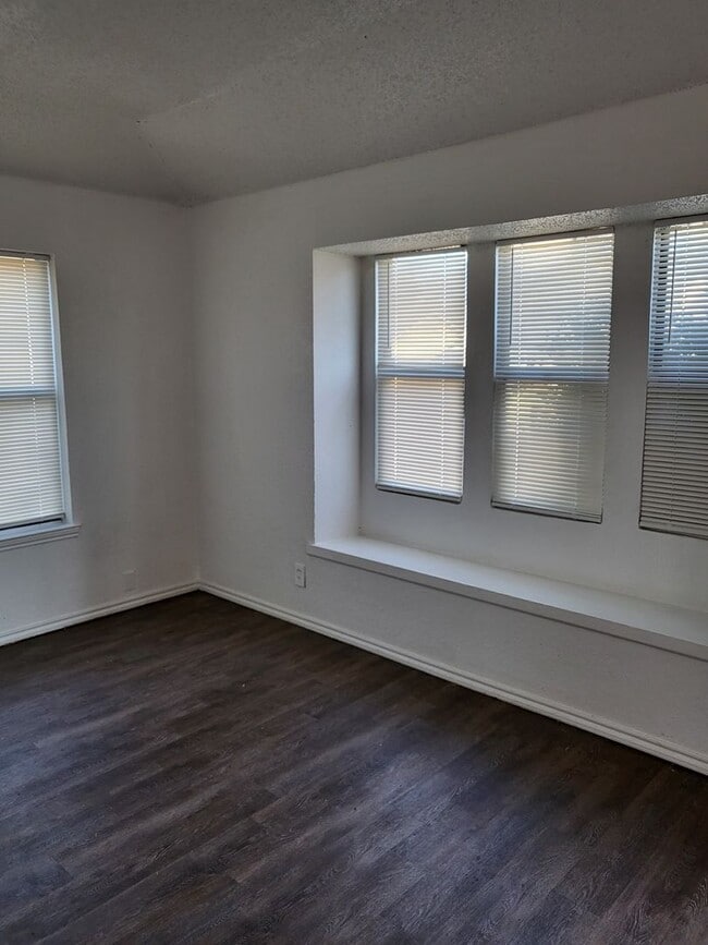 Photo - 1720 Justin Lyn St